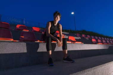 Bir Stadı'nda oturan bir oyun sonra atlet.