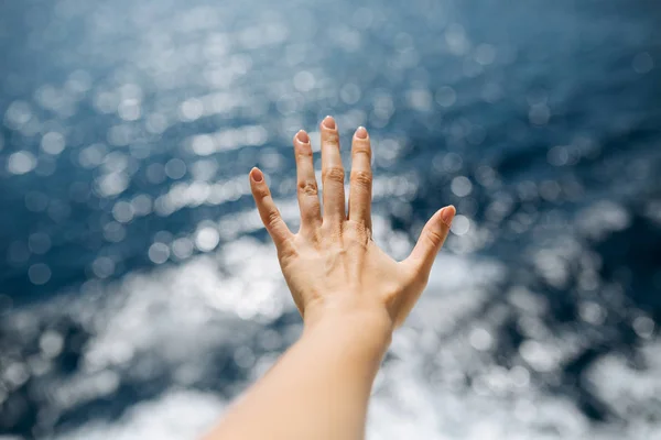 Обрізане Зображення Жіночої Руки Проти Блакитної Морської Води — стокове фото