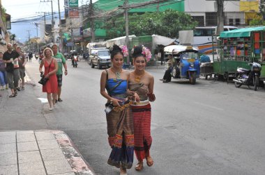 Tayland, Chiang Mai - 5 Eylül 2012: sokakta yürüyen iki genç kadın Tay