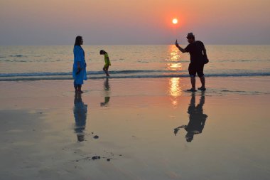 Tayland - 20 Şubat 2018: Erkek ve kadın alarak fotoğraf günbatımı Plajı, Ko Chang