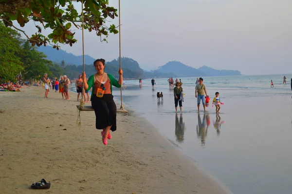 Unfamiliar Young Woman Riding Swing Beach Koh Chang Island Thailand — Stock Photo, Image