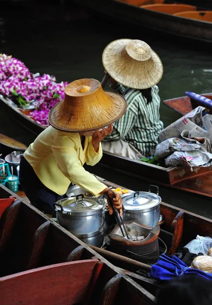 Vrouwen Boten Verkoop Van Levensmiddelen Drijvende Markt Thailand — Stockfoto