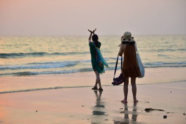 Tayland - 20 Şubat 2018: çekim günbatımı üzerinde plaj, Ko Chang iki kadın.
