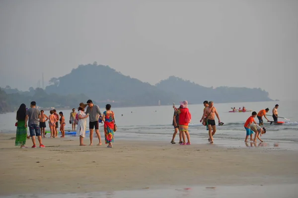 Ludzie Chodzą Plaży Zachodzie Słońca Tajlandia Koh Chang — Zdjęcie stockowe