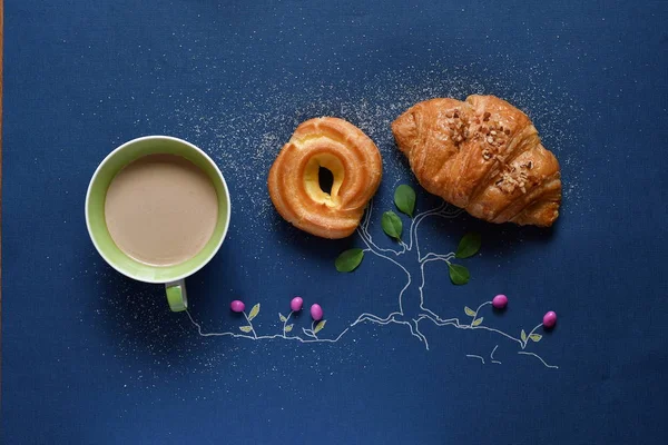 Taza Café Con Árbol Crecer Croissant Pastelería Concepto Cuento Café —  Fotos de Stock