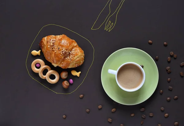 Sammansättningen Kaffebönor Croissant Hasselnötter Och Kopp Kaffe — Stockfoto