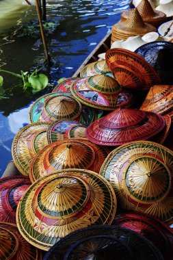 Tayland Ulusal şapka üzerinde yüzen Pazar sattı 