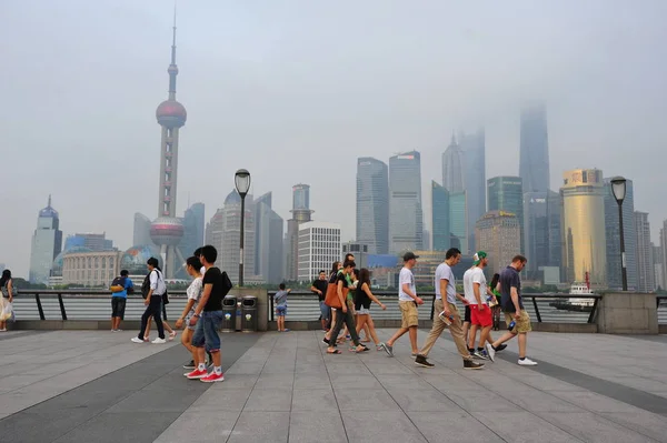 Çin, Shanghai - 27 Ağustos 2014: insanlar Shanghai Rıhtımlar üzerinde yürüyen