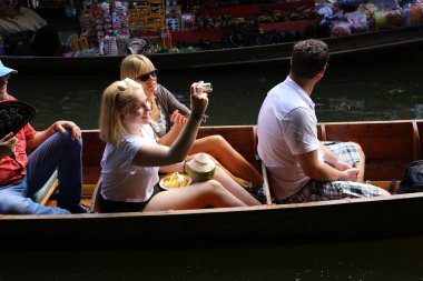 Genç Sarışın kadın alarak fotoğraf tekne