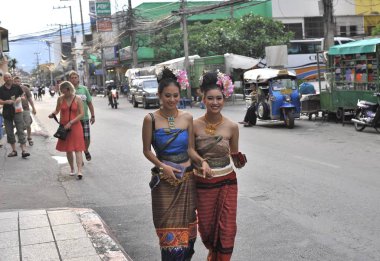 Chiang Mai, Tayland - Eylül 2012 yaklaşık: street tarafından yürüyüş geleneksel kıyafetlerle Asyalı kadınlar.