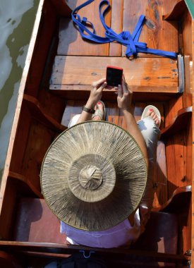 Tayland - Şubat, 2018 yaklaşık: sandalda oturan smartphone ile selfie yapma kadın turist.