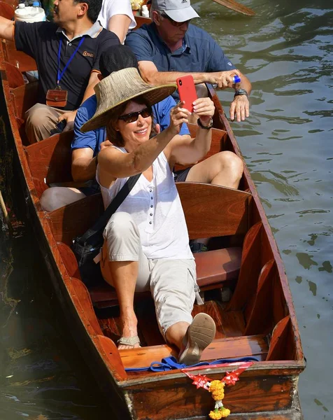 Tayland - Şubat, 2018 yaklaşık: sandalda oturan smartphone ile selfie yapma kadın turist.