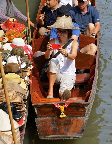 Tayland - Şubat, 2018 yaklaşık: sandalda oturan smartphone ile selfie yapma kadın turist.