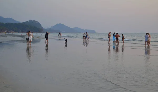 Wyspa Chang Tajlandia Circa 2018 Ludzi Chodzących Seashore Zachód Słońca — Zdjęcie stockowe