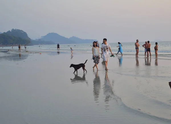 Ko Chang Adası, Tayland - 2018 yaklaşık: insanlar deniz kıyısı'nde günbatımı.