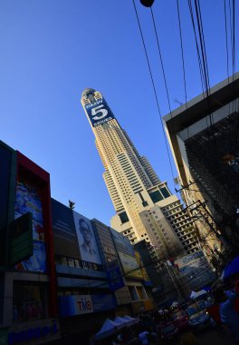 Bangkok, Tayland - 2017 yaklaşık: yoğun şehir insanlar ve taşıma hareketli sokak.