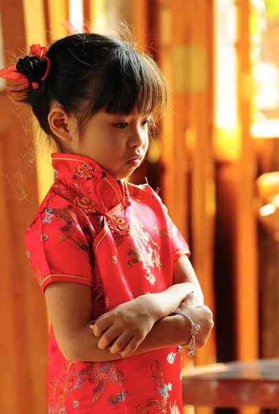 Tayland, Pattaya - 29 Ocak 2009: Kırmızı elbiseli küçük Tay kız 
