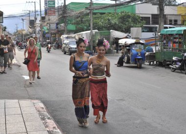 Chiang Mai, Tayland - Eylül 2012 yaklaşık: street tarafından yürüyüş geleneksel kıyafetlerle Asyalı kadınlar.