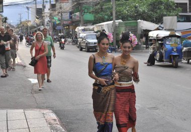 Chiang Mai, Tayland - Eylül 2012 yaklaşık: street tarafından yürüyüş geleneksel kıyafetlerle Asyalı kadınlar.