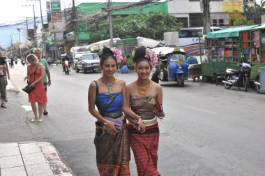 Chiang Mai, Tayland - Eylül 2012 yaklaşık: street tarafından yürüyüş geleneksel kıyafetlerle Asyalı kadınlar.