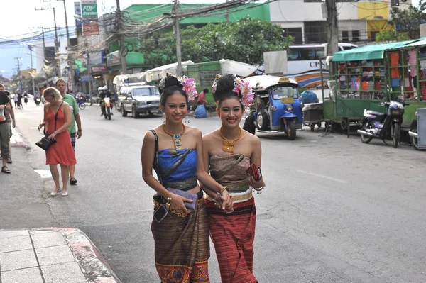 Chiang Mai, Tayland - Eylül 2012 yaklaşık: street tarafından yürüyüş geleneksel kıyafetlerle Asyalı kadınlar.