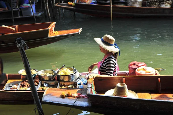 Dealer Van Exotische Gerechten Boot Drijvende Markt — Stockfoto