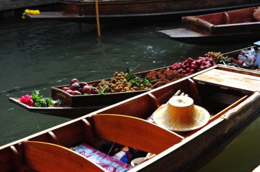 Ahşap tekne yüzen Pazar Tayland taze meyve