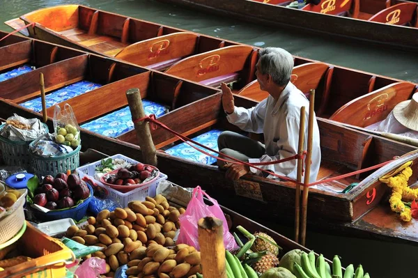 Man Boot Drijvende Markt Thailand — Stockfoto