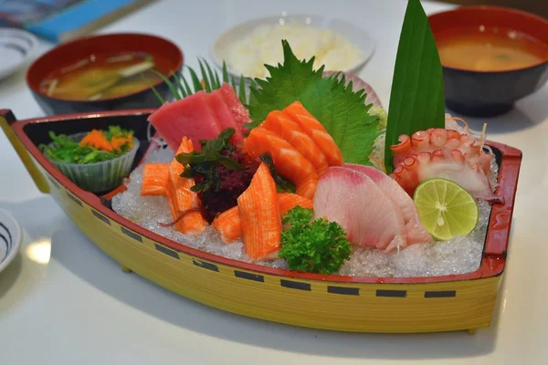 Змішайте Рибу Сашимі Японську Їжу Дерев Яному Столі — стокове фото