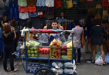 Pratunam, Bangkok - 30 Ocak 2018: Pratunam pazarında sokak gıda satıcıları