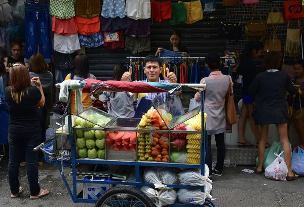 Pratunam, Bangkok - 30 Ocak 2018: Pratunam pazarında sokak gıda satıcıları