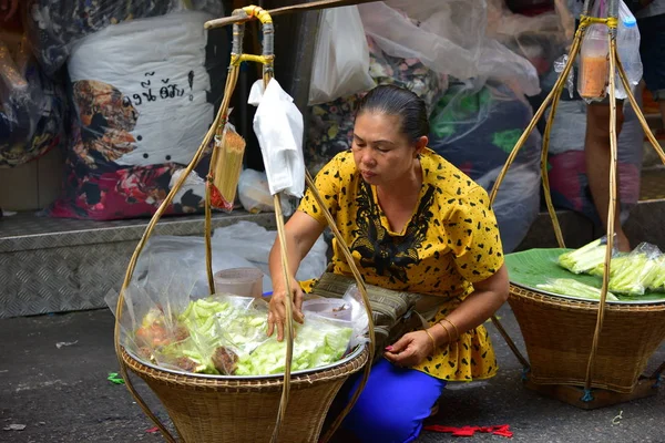 Straatverkoper Boot Traditionele Drijvende Markt Thailand — Stockfoto