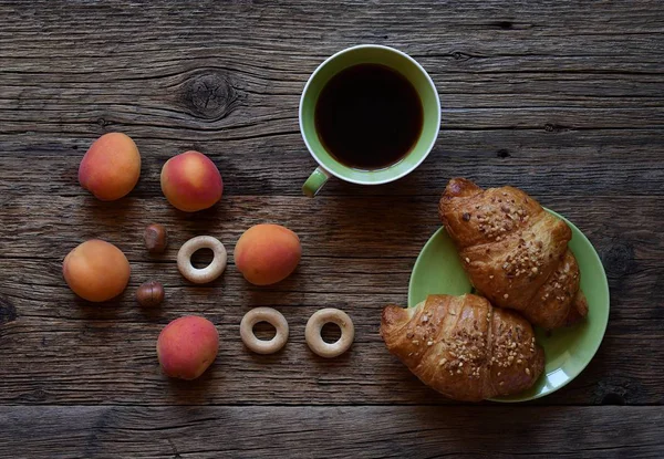 Caffè Nero Caldo Con Croissant Albicocche Sul Tavolo Legno — Foto Stock