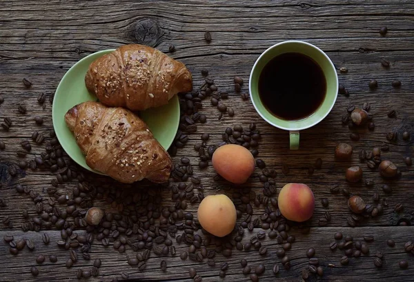 Heißer Schwarzer Kaffee Mit Croissants Und Aprikosen Auf Holztisch — Stockfoto