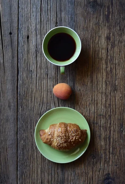 Café Noir Chaud Avec Croissant Abricots Sur Table Bois — Photo