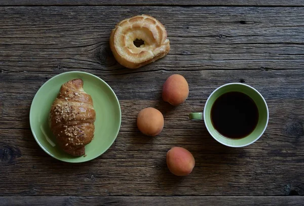 Café Negro Caliente Con Croissant Albaricoques Sobre Mesa Madera —  Fotos de Stock