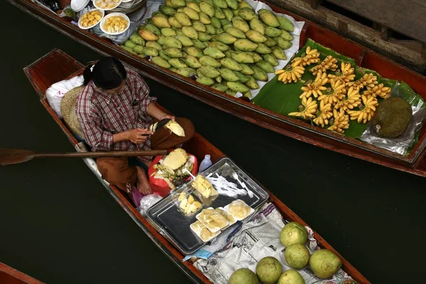 Straatverkoper Boot Traditionele Drijvende Markt Thailand — Stockfoto
