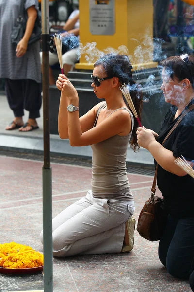 Frauen Beten Auf Knien Auf Der Straße Von Bangkok — Stockfoto