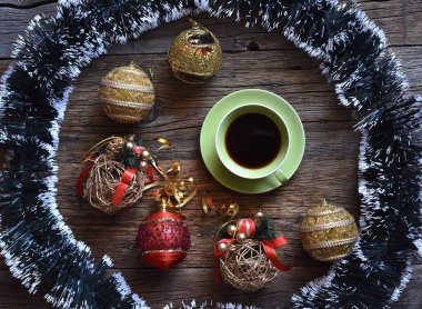Parlak baubles ve fincan kahve ahşap arka plan üzerinde kapalı Noel arka plan
