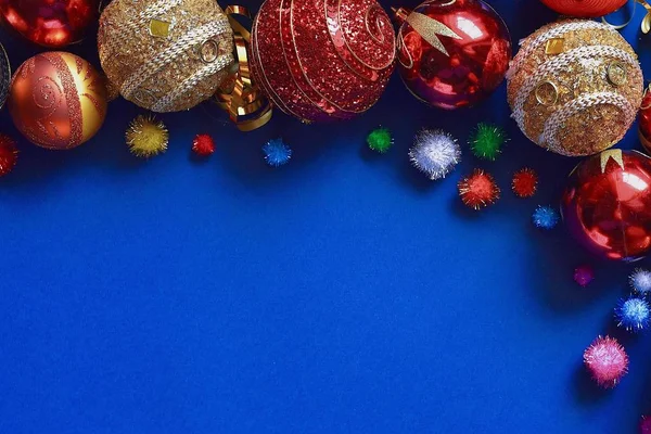 Noel arka plan mavi zemin üzerine parlak baubles ile