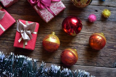 Parlak baubles ve ahşap arka plan üzerinde hediyeler Noel arka plan