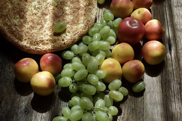 Nahaufnahme Von Brot Aprikosen Und Trauben — Stockfoto