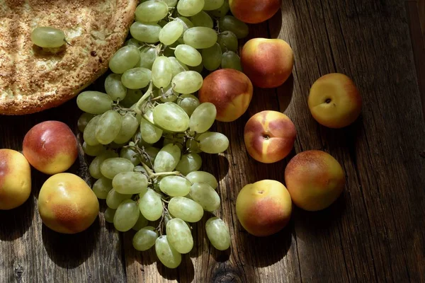 Nahaufnahme Von Brot Aprikosen Und Trauben — Stockfoto