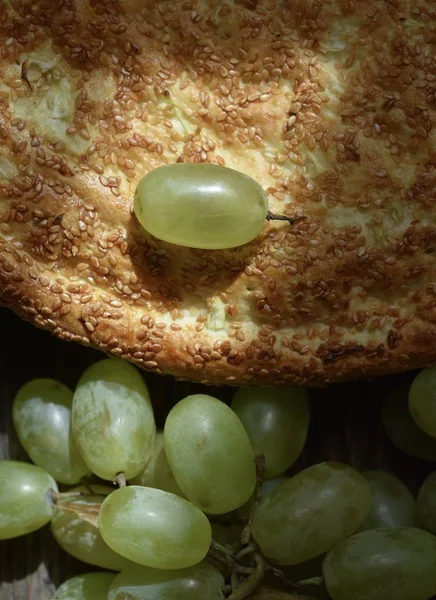 关闭面包和葡萄的视图 — 图库照片