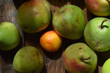 Taze olgun organik armut rustik ahşap tablo