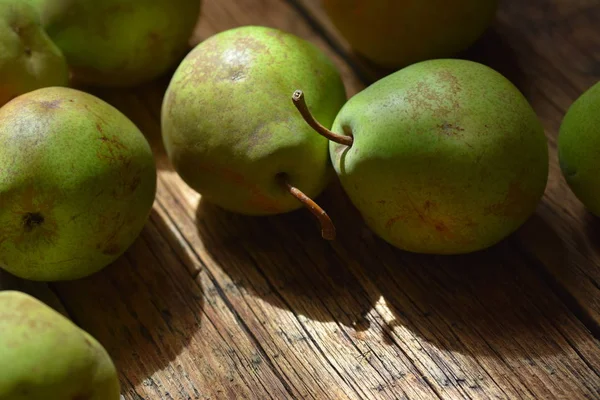 Frische Reife Bio Birnen Auf Rustikalem Holztisch — Stockfoto