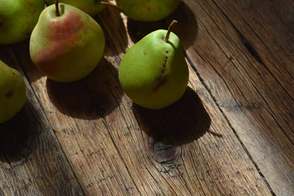 Frische Reife Bio Birnen Auf Rustikalem Holztisch — Stockfoto