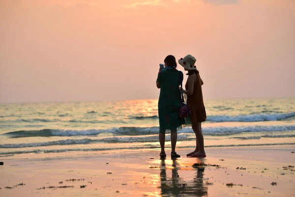 Vista Posteriore Due Donne Piedi Sulla Spiaggia Sabbiosa Tramonto — Foto Stock