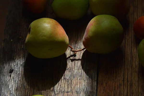 Frische Reife Bio Birnen Auf Rustikalem Holztisch — Stockfoto