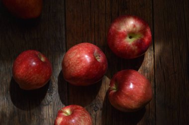 ahşap siyah arka plan üzerine taze kırmızı elmalar